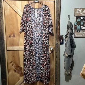 New Marinavid size large long leopard print kimono W/ tie attached to the back